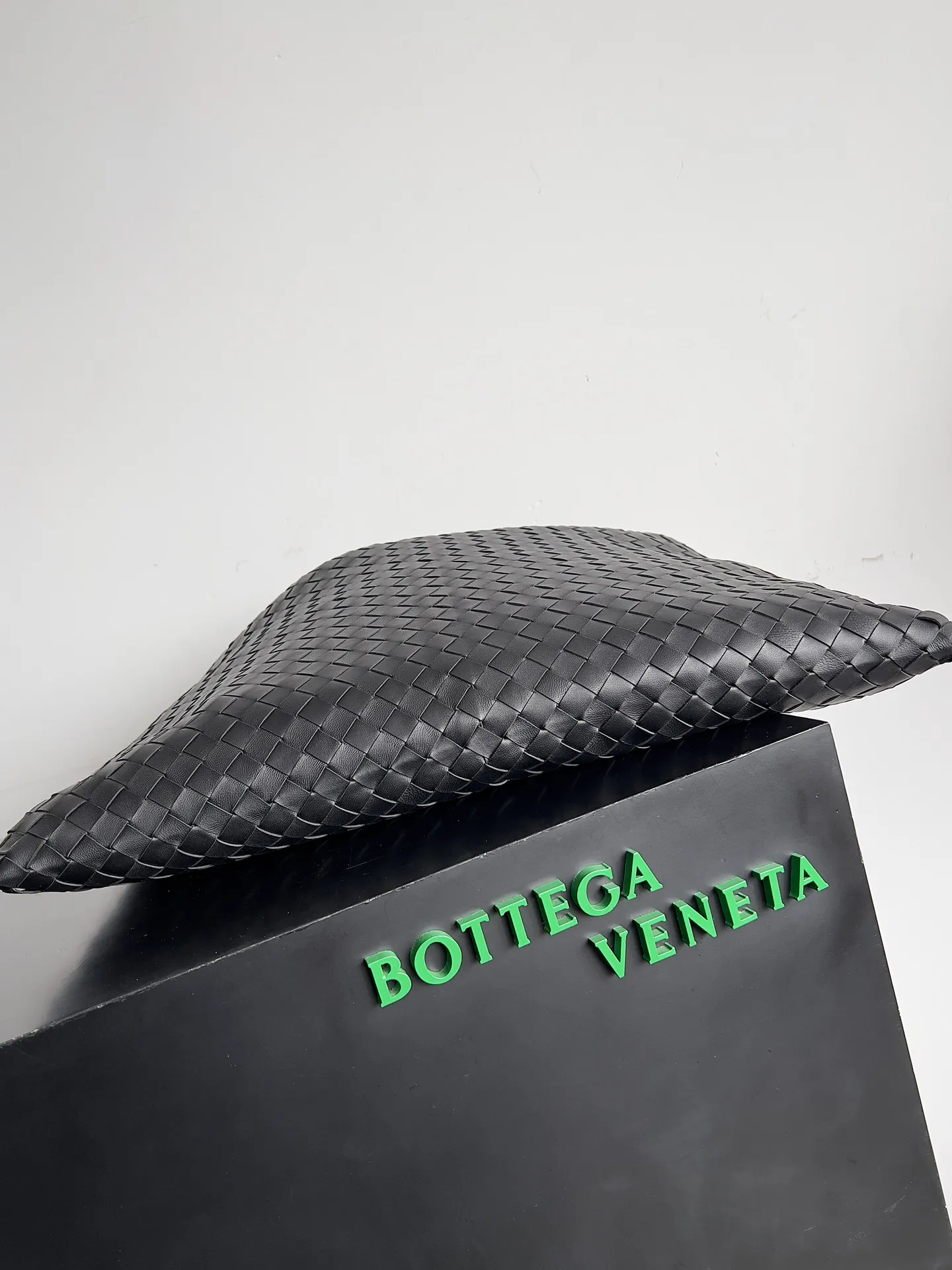 Batch 2160 Recently, I seem to be obsessed with this bag from BV~ The new Hop is really not too beautiful. The whole bag has no seams. The bag body and handles are made of one piece of leather. It embodies the style and essence of Bottega Veneta. It truly represents craftsmanship and creativity. The large size has a very loose and lazy upper body. Big bag lovers will definitely not regret buying it. Style number: 763970 Size: 53*24*13